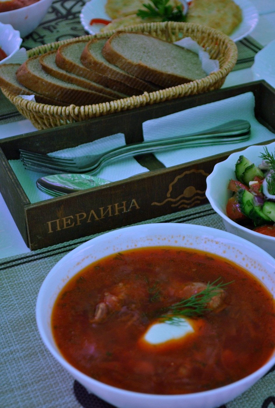 Український борщ зі сметаною, кропом та свіжим салатом